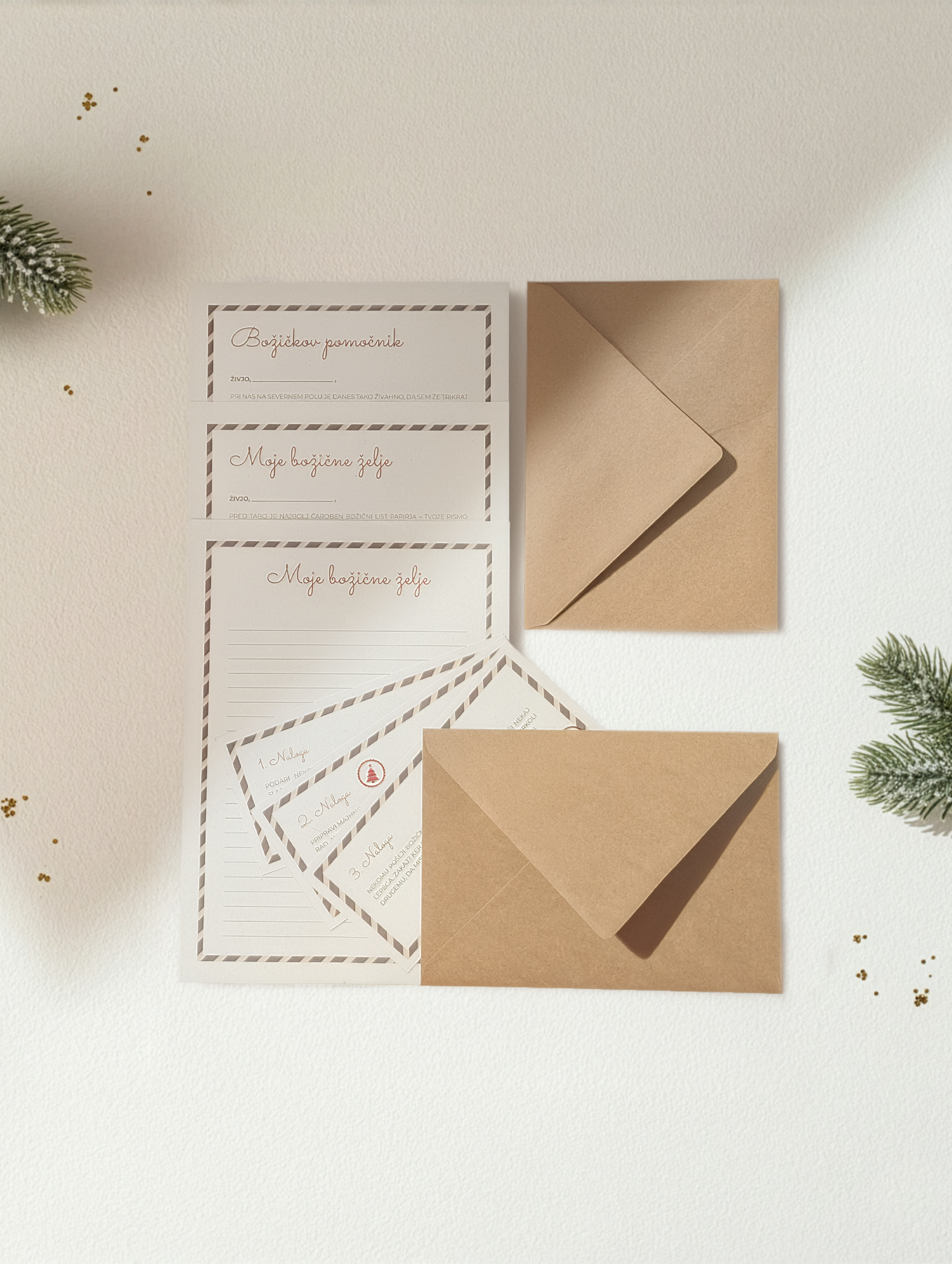 Minimalističen set kartic 'Božičkov pomočnik' in 'Moje božične želje' z rjavimi ovojnicami, pripravljen za pisanje najlepših božičnih želja. Letera komplet za fante.